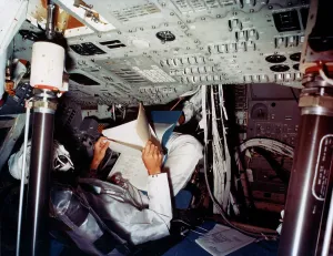 Manned Spaceflight History Drucke: An astronaut inside a NASA Command Module, 1970s. Artist: NASA