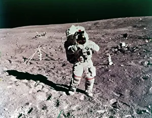 Drucke von Astronaut John Young auf der Mondoberfläche, Mission Apollo 16, 21. April 1972 Y Drucke: Astronaut John Young auf der lunaren Oberfläche während der Mission Apollo 16 im April 1972