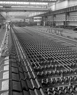 British Iron And Steel Industry Drucke: The bar mill cooling beds at the Brightside Foundry, Sheffield, South Yorkshire, 1964