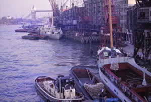 Brücke Drucke: Boote im Pool von London. Fluss Themse und Brücke der Zeiger