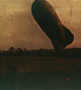 Monochrome War Images Drucke: Barrage balloon, c1914-c1918