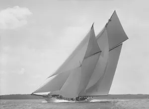 Isle Of Wight Drucke: Die schöne SegelschiffMeteor IV aus dem Jahr 1911 von den CreatorsKirk und Söhne von Cowes