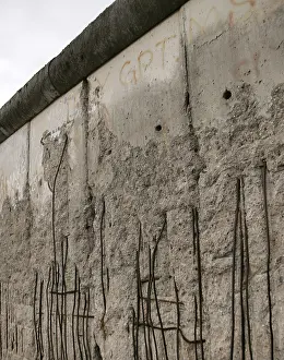 Drucke von Berlin-Mauer, Deutschland, 2025. Ihre Errichtung begann am 13. August 1961 und sie fiel am 9. November 1989 Straßenkunst Graffiti Drucke: Berlin-Mauer, Deutschland, 2025. Ersteller: LTL