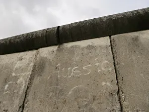 Drucke von Berlin-Mauer, Deutschland, 2025. Ihre Errichtung begann am 13. August 1961 und sie fiel am 9. November 1989 Straßenkunst Graffiti Drucke: Berlin-Mauer, Deutschland, 2025. Ersteller: LTL