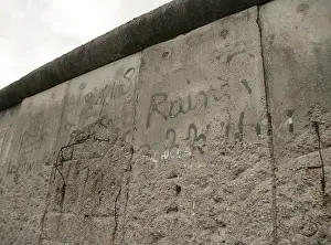 Drucke von Ein Stück der Vergangenheit: Die Berliner Mauer, 2025. Ein Teil des berühmten Grenzzauns, der einst die Stadt in zwei Teile spaltete Straßenkunst Graffiti Drucke: Ein Abschnitt der Berliner Mauer, Niederkirchnerstraße (Niederkirchnerstrasse), 2025.