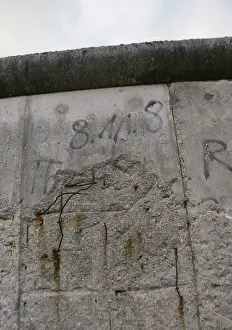 Drucke von Ein Stück Geschichte: Die Berliner Mauer, ein Symbol der Trennung und Freiheit. 2025 steht sie noch, als Mahnmal an die vergangenen Jahre, in denen Ost- und West-Berlin getrennt waren Straßenkunst Graffiti Drucke: Ein Abschnitt der Berliner Mauer, Niederkirchnerstraße, 2025.