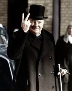 Drucke von Winston Churchill macht seinen berühmten Siegzeichen 'V' im Jahr 1942. Ein typisches Zeichen der Defiance von Großbritanniens Kriegsminister während des Zweiten Weltkrieges Vereinigtes Königreich Drucke: Winston Churchill macht den berühmten Siegzeichen 'V' im Jahr 1942.