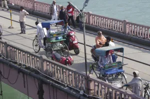 Fahrrad-Rickshaw-Betriebe in Haridwar Indien. Schöpfer unbekannt