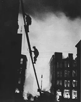 London Blitz Drucke: Out in the Blitz, silhouetted aganinst the light of fires
