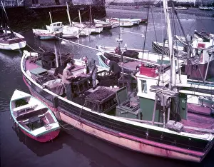 Polperro Harbour Drucke: Boats in Polperro Harbour, Cornwall, c1955. Creator: Arthur Charles Kirby Ware