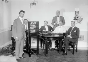 Die Bobroff-Wählermaschine – in Betracht gezogen für den Einsatz im Reichstag, steht rechts zur Linken stehend: Abgeordnete… 1917. Erfinder: Harris & Ewing. Die Bobroff-Wählermaschine - in Betracht gezogen für den Einsatz im Reichstag, steht rechts zur Linken stehend: Abgeordnete… 1917