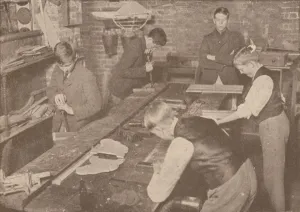 First World War Britain Drucke: Boys of Harrow School making splints