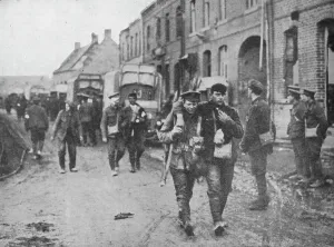 Black And White War Photography UK Drucke: The British wounded returning to a dressing station after an attack, 1915
