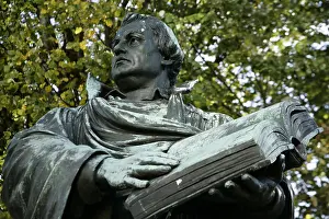 Martin Luther Drucke: Bronzestatue von Martin Luther neben der Marienkirche in Berlin, Deutschland.