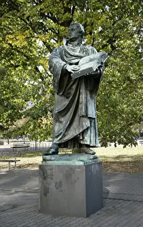 Martin Luther Drucke: Bronzestatue von Martin Luther neben der Marienkirche