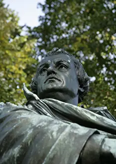 Martin Luther Drucke: Bronzestatue von Martin Luther neben der Marienkirche