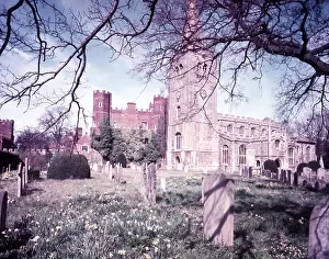 Schloss Drucke: Buckden Palace und St Mary's Parish Church, Buckden, Huntingdonshire, c1955
