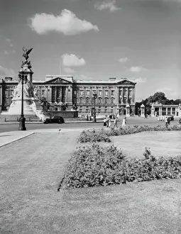 Drucke von Buckingham Palace, London, c1955. Wohnsitz der britischen Königsfamilie Westminster Drucke: Buckingham Palace, London, c1955. Künstler: Arthur Charles Kirby Ware