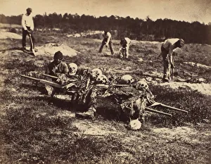 Albumen Silver Print Art Drucke: A Burial Party, Cold Harbor, Virginia. April 1865. Creator: John Reekie