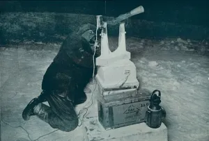 Captain Robert Falcon Scott Drucke: C. S. Wright Making Observation with the Transit. 8 August 1911, (1913). Artist