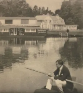 Heritage Images UK Drucke: Camera Work: The White House, 1910. Creator: J. Craig Annan (British, 1864-1946)