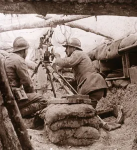 French Military Equipment Drucke: Camouflaged machine gun, c1914-c1918