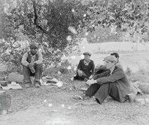 Kampfplatz von Einzelmännern am Straßenrand…kommen Sie zur Arbeit im Erbsenfelderland, Nipomo Kalifornien 1935. Schöpferin: Dorothea Lange