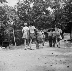 Kampfer verlassen sich auf einen Tageswanderung am Camp Fern Rock, Bear Mountain, New York. Ersteller: Gordon Parks