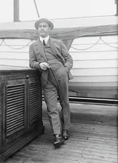 Vintage Aviation Fashion Drucke: Captain J. Erroll Boyd, between c1915 and c1920. Creator: Bain News Service
