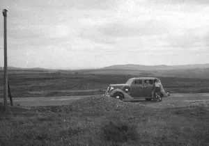 Bodmin Moor Landscape Drucke: Car on Bodmin Moor, Cornwall, c1930s-c1940s(?)