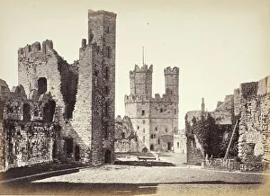 Karlscastell von Carnarvon, Innenraum mit Blick auf den Adlerturm, um 1860 gedruckt. Ersteller: Francis Bedford