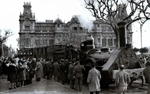 Santiago Ortega Photography Drucke: Centennial Train passing through the Gate of Peace, Barcelona 1948