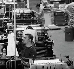 Black And White Factory Images Drucke: Checking print, the White Rose Press, Mexborough, South Yorkshire, 1968