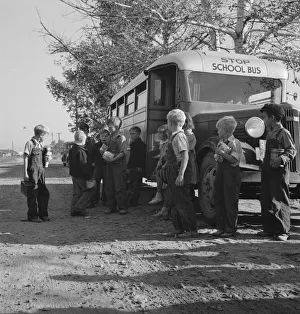 Die Kinder aus Dead Ox Flat steigen am Bus ab im Schulhof von Ontario in Oregon 1939. Künstlerin: Dorothea Lange
