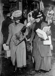 Vintage Christmas Shopping Drucke: Christmas shoppers, between c1910 and c1915. Creator: Bain News Service