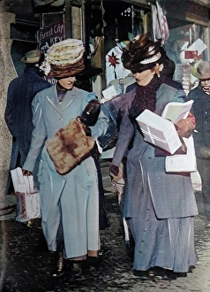 Vintage Christmas Shopping Drucke: Christmas shoppers, between c1910 and c1915. Creator: Bain News Service