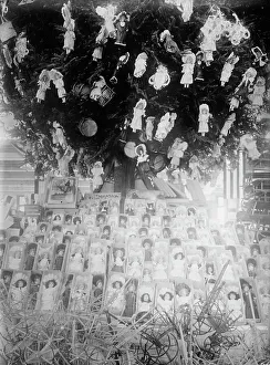 Vintage Christmas Shopping Drucke: Christmas, Show Window, between c1910 and c1915. Creator: Bain News Service