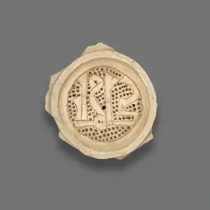 Applied Arts Of Asia Drucke: Clay filter with calligraphic design