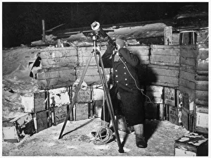 British Polar Exploration Drucke: Commander Evans observing an Occulation of Jupiter, Antarctica, 1910-1912. Artist