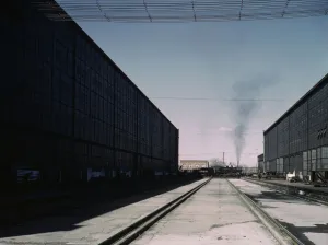 Ein völlig überarbeiteter Motor auf der Übertragertabelle im Atchison, Topeka und Santa Fe Railway in Neumexiko. 1943. Erfinder: Jack Delano