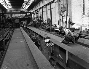 British Iron And Steel Industry Drucke: Constructing an overhead crane, Wombwell Foundry, near Barnsley, South Yorkshire, 1963