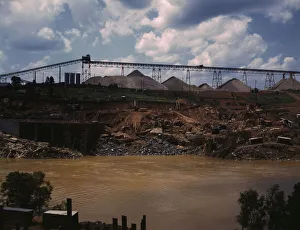 Über die Baustelle liegt der Aggregate-Speicherhügel ... Fort Loudoun-Damm, Tenn., 1942. Schöpfer: Alfred T Palmer