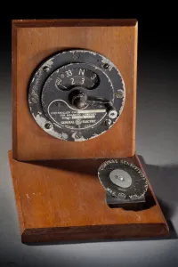 Luftfahrzeugkontrolleur, Magnetkompass von der Firma General Electric Modell 2CA10E1 war am Unfall mit Wiley Post beteiligt