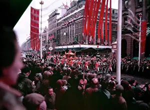 Drucke von Die Krönungsprozession von Elizabeth II, London, 2. Juni 1953. Menge beobachtet den Passieren der Gold State Coach vor Lilley und Skinner's Schuhladen, Avon House, Oxford Street Westminster Drucke: Die Krönungsprozession von Elizabeth II