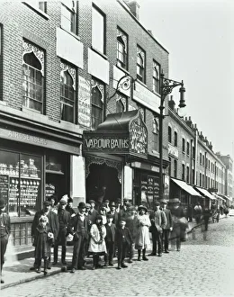 Menge außerhalb der russischen Dampfbäder am Brick Lane in Stepney im Londoner Bezirk Whitechapel