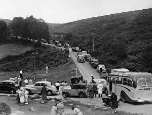 Vollgepackter Straßenverkehr an der Dartmeet in Devon 1951. Künstler unbekannt