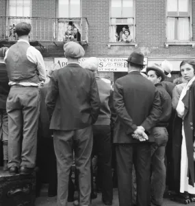 Dorothea Lange Photographer Drucke: Crowds around post office, Lower East Side, New York, 1936. Creator: Dorothea Lange