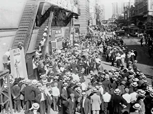 Black And White NYC Images Drucke: Crowds waiting for Johnson in N.Y. between c1910 and c1915. Creator: Bain News Service