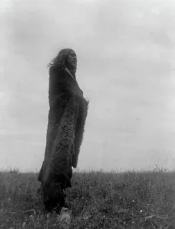 Drucke von Weint man zu den Geistern; 1910. Hiðatsá-Indianer (Gelber Uhu?). Stands im Feld aufrecht und trägt Fellkleidung vor sich her Verwandte Bilder Drucke: Weint in die Geister, 1910 (Kunstler: Edward Sheriff Curtis)