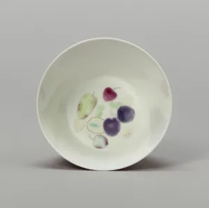 Becher mit stilisierten Früchten: Äpfel und Kirschen sowie Wassermelon und Samen aus der Qing-Dynastie